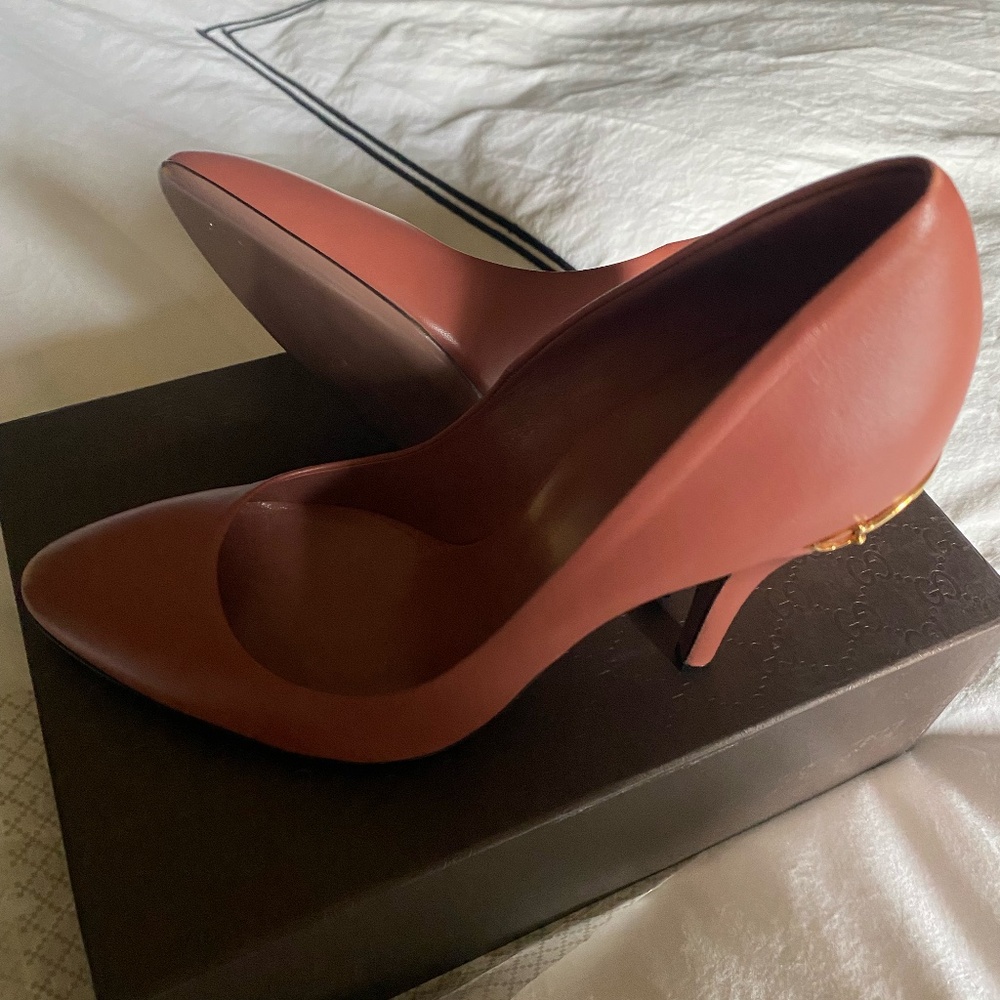 NIB Gucci Horsebit Gold Accent Leather Pumps Heels Women's Size: 39.5 Neutral - Picture 8 of 13